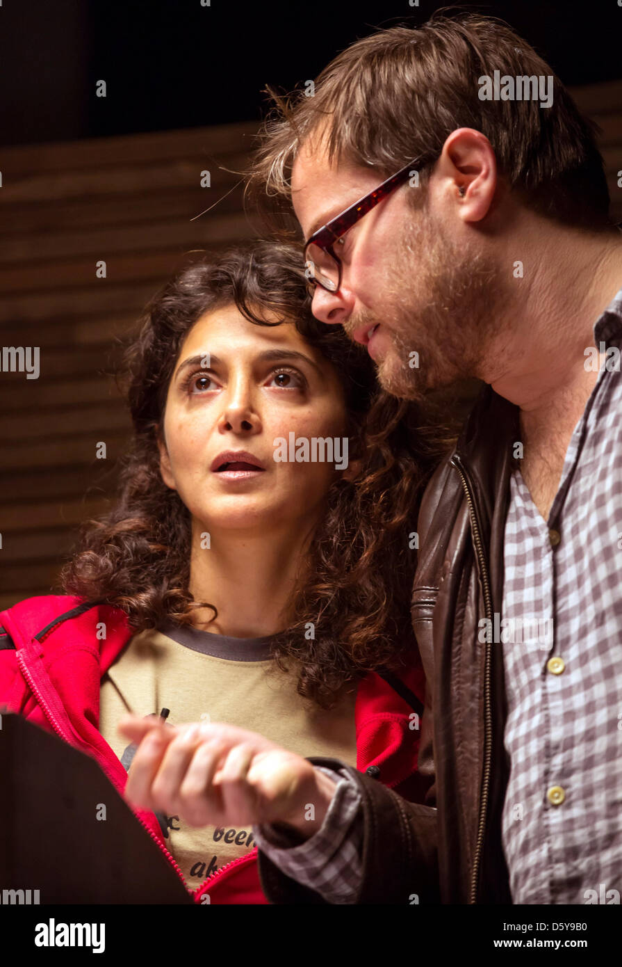 Schweizer Regisseur Milo Rau und Deutsch-türkische Schauspielerin Sascha O. Soydan Proben die Lektüre der "Breivisks Erklaerung" ("Breiviks Declaration") unter der Leitung von Milo Rau in Weimar, Deutschland, 18. Oktober 2012. Der Schweizer Regisseur verursacht bereits einen Aufruhr vor der Premiere von der Produktion über den norwegischen Massenmörder Breivik am 19. Oktober 2012. Aussagen zu blockiert die Stockfoto
