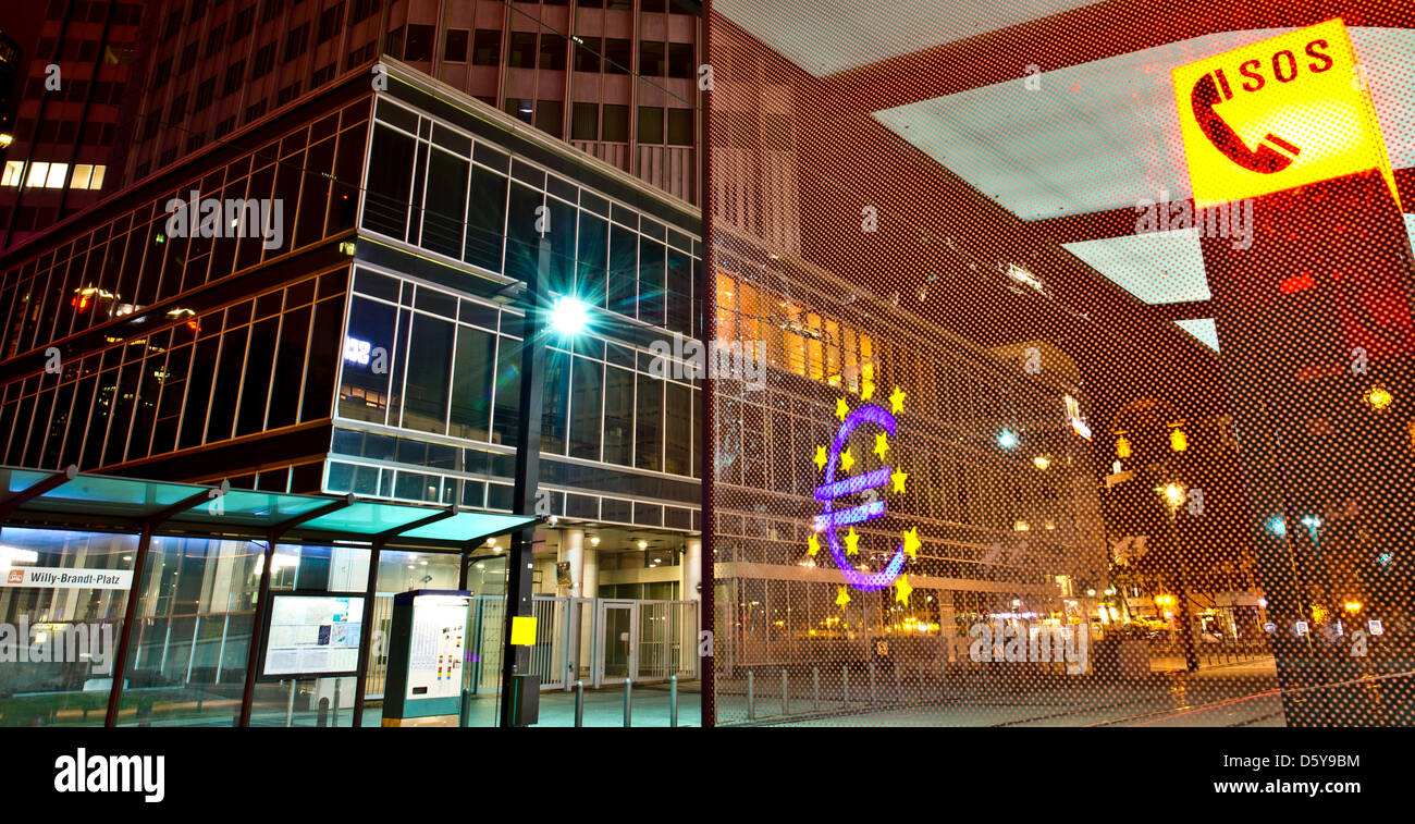 Die Euro-Skulptur spiegelt sich in der Straßenbahn-Haltestelle "Willy-Brandt-Platz" neben einem SOS-Symbol in Frankfurt Main, Deutschland, 16. Oktober 2012. Foto: Nicolas Armer Stockfoto