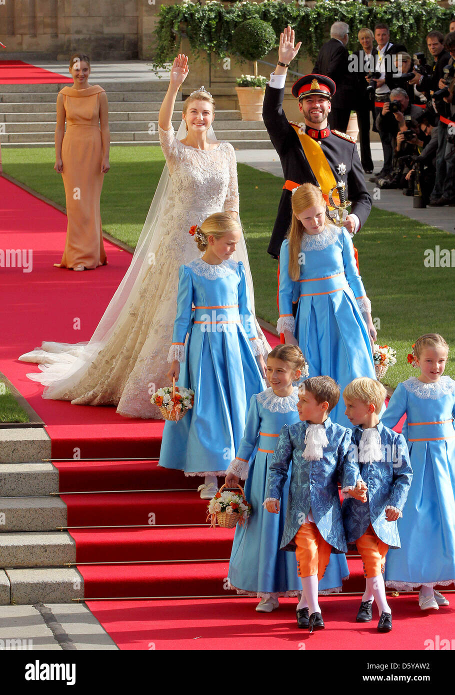 Prinz Guillaume, Erbgroßherzog und Prinzessin Stephanie, erbliche Großherzogin von Luxemburg und der Maids Of Honor sind die Kathedrale Notre-Dame in Luxemburg-Stadt Samstag, 20. Oktober 2012 nach ihren religiösen Trauung verlassen. Foto: RPE-Albert Nieboer / Niederlande, Stockfoto