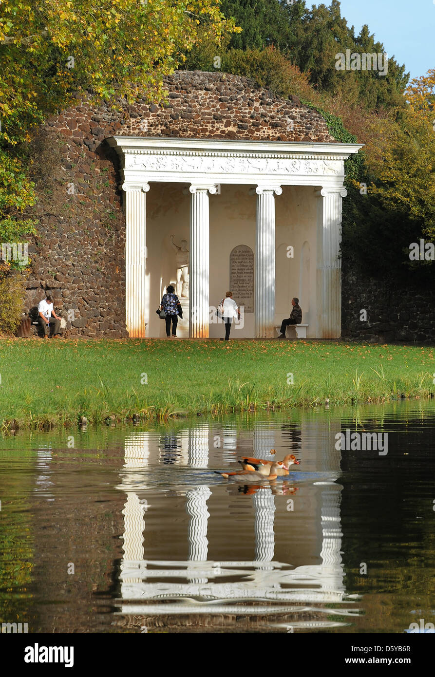 Die Nyphaeum mit Inschriften von j.w. Goethe spiegelt sich in einem See in Wörlitz, Deutschland, 20. Oktober 2012. Das Gartenreich Dessau-Wörlitz oder englischer Garten Wörlitz umfasst 142 qkm und ist der erste und größte englische Park in Deutschland. Es ist seit mehr als zehn Jahren zum UNESCO-Weltkulturerbe Culutral. Foto: Waltraud Grubitzsch Stockfoto