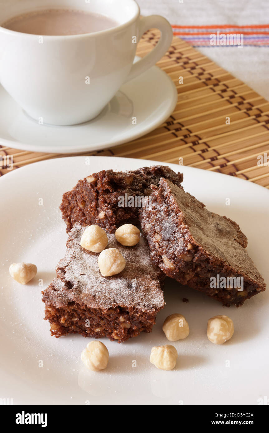 Köstliche Schokoladen-Brownie und Haselnüssen bestreut mit Puderzucker Stockfoto