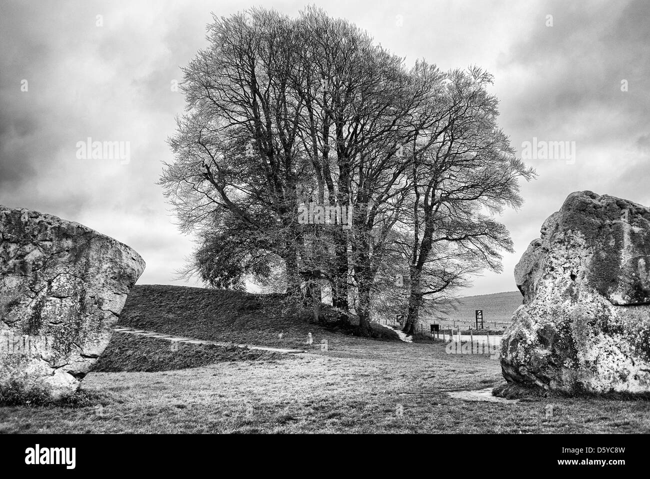 BEWUSSTE KÜNSTLERISCHE UMWANDLUNG IN MONOCHROME FARBE ORIGINAL HISTORISCHE SZENE BEI AVEBURY WILTSHIRE UK Stockfoto