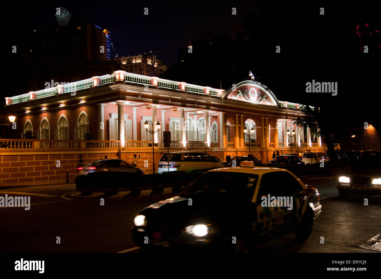 China, Macau, belebten Abend Verkehr in Avenida da Praia Grande im historischen Gebäude des Clube Militar de Macau Stockfoto