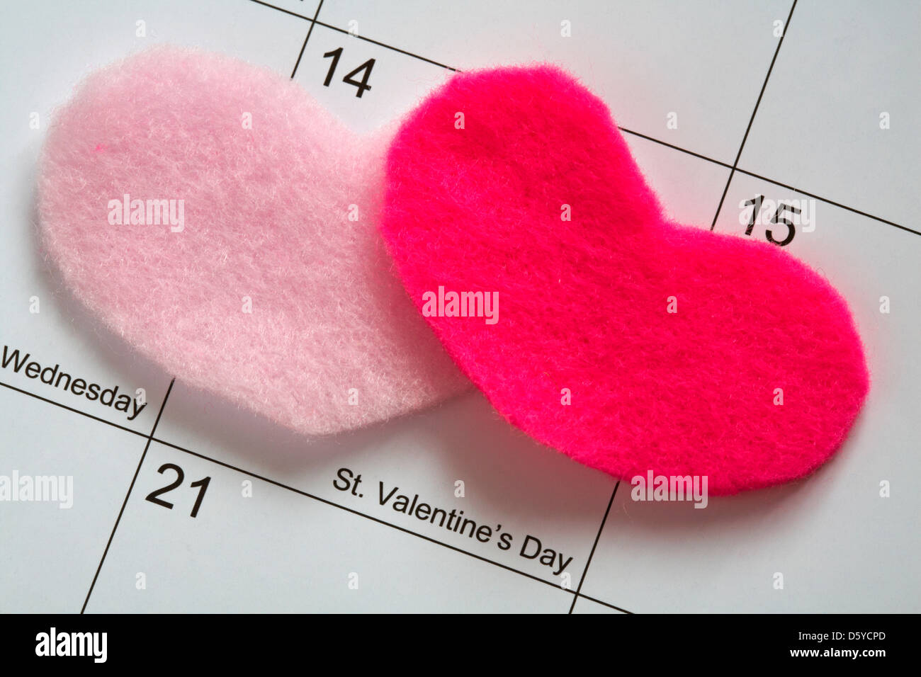 zwei Herzen kommen zusammen auf St. Valentines Day Kalender Stockfoto