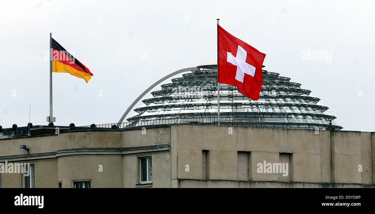 Berlin Swiss Embassy Flag Stockfotos und -bilder Kaufen - Alamy