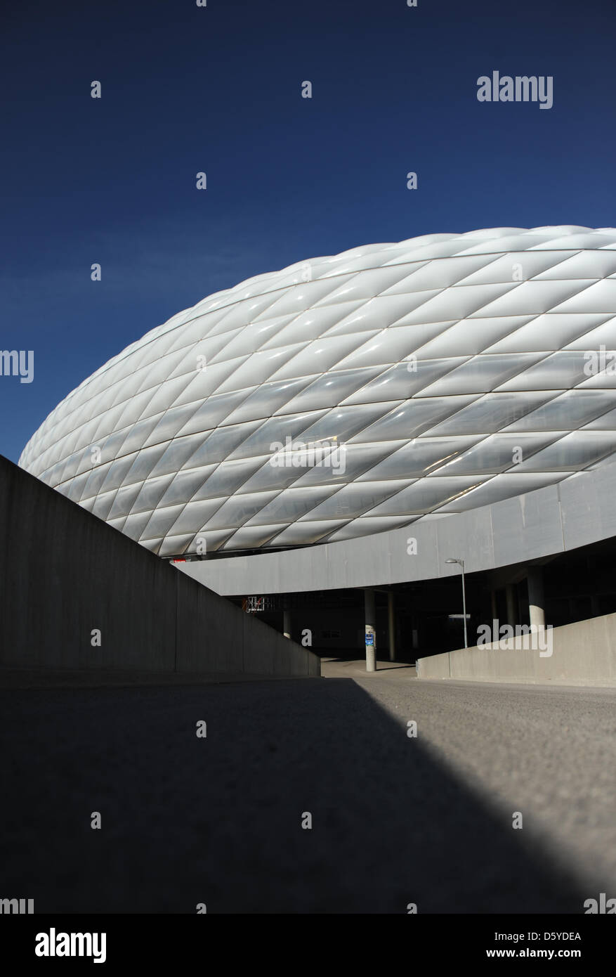 Abgebildet ist die Allianz Arena in München, 02 AApril 2012. Das Stadion ist die Heimat der beiden Münchner Fußballvereine FC Bayern München und TSV 1860 München. Foto: Andreas Gebert Stockfoto