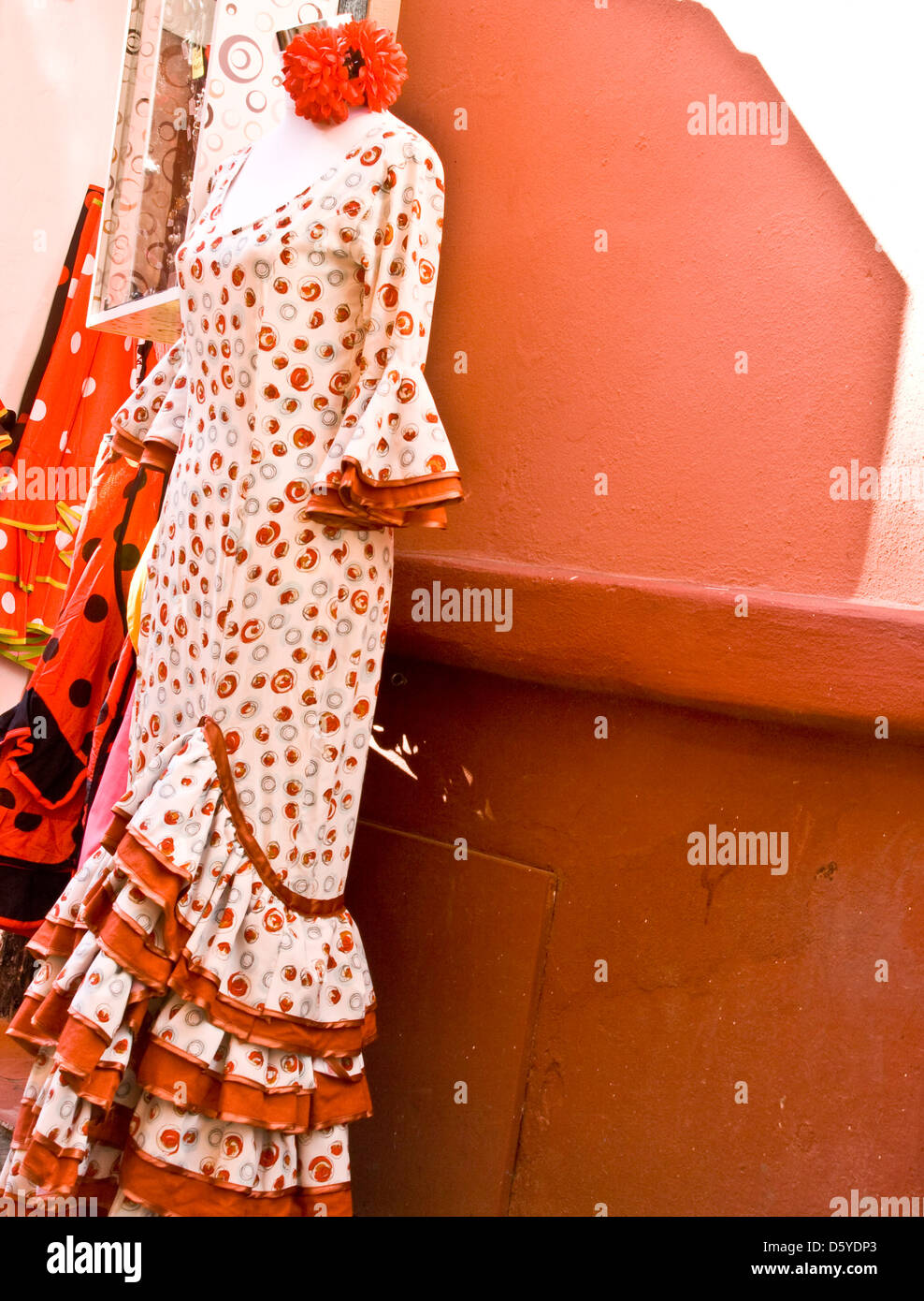Flamenco-Kleid-Mode auf dem Display in Sevilla Straße Andalusien Spanien Europa Stockfoto
