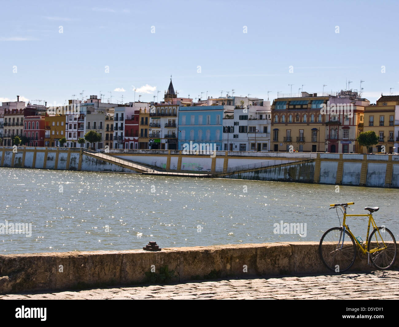 Panorama des Flusses Guadalquivir und Viertel (Barrio) der Triana Sevilla Andalusien Andalusien Spanien Europa Stockfoto