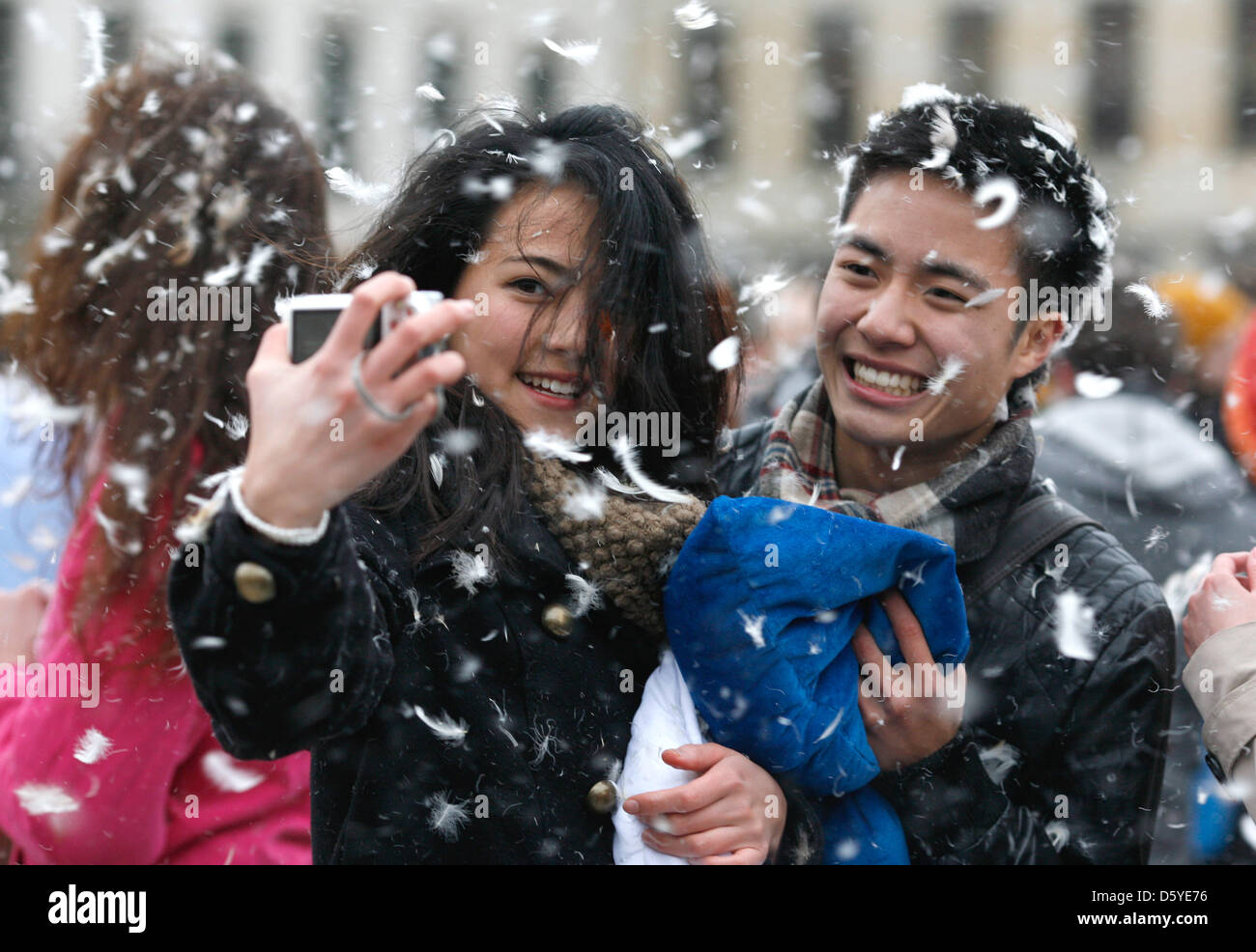 Ein paar hat sich fotografieren während ein Kissen am Pariser Platz in Berlin, Deutschland, 7. April 2012 kämpfen. Ein paar hundert Leute kamen zusammen für eine Kissenschlacht nach einer Meldung auf Facebook. Foto: FLORIAN SCHUH Stockfoto