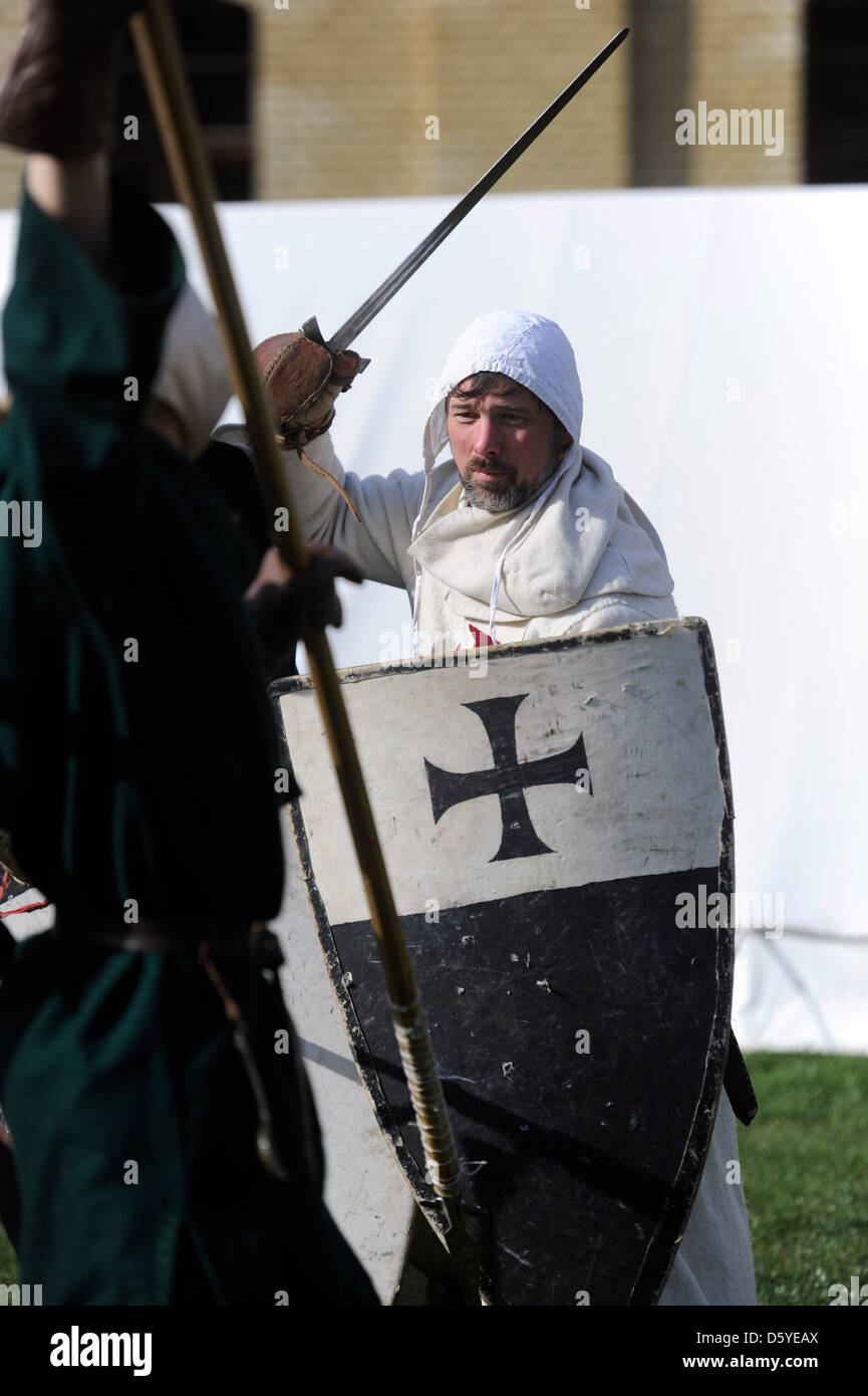 Menschen verkleidet als Ritter miteinander auf der Zitadelle Spandau in Berlin, Deutschland, 7. April 2012 kämpfen. Mittelalterliches Leben präsentiert während der Oster-Ritter-Spectaculum mit Ritterturniere und andere Kampfspiele in der Zitadelle Spandau. Foto: MAURIZIO GAMBARINI Stockfoto