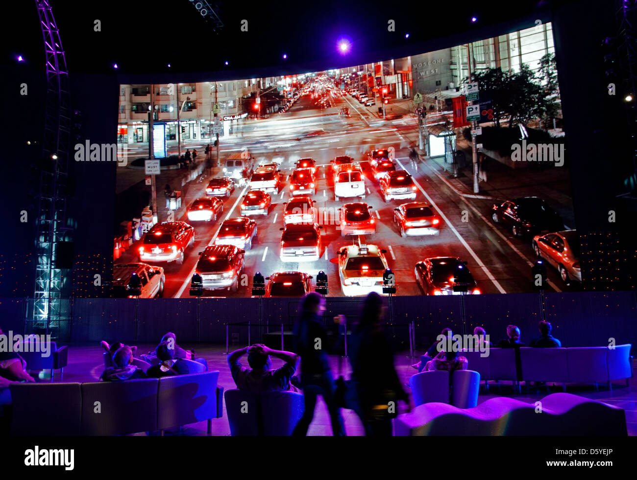 Leute beobachten die große Leinwand. Der Himmel Kirche. Das Experience Music Project Museum. Seattle. USA Stockfoto
