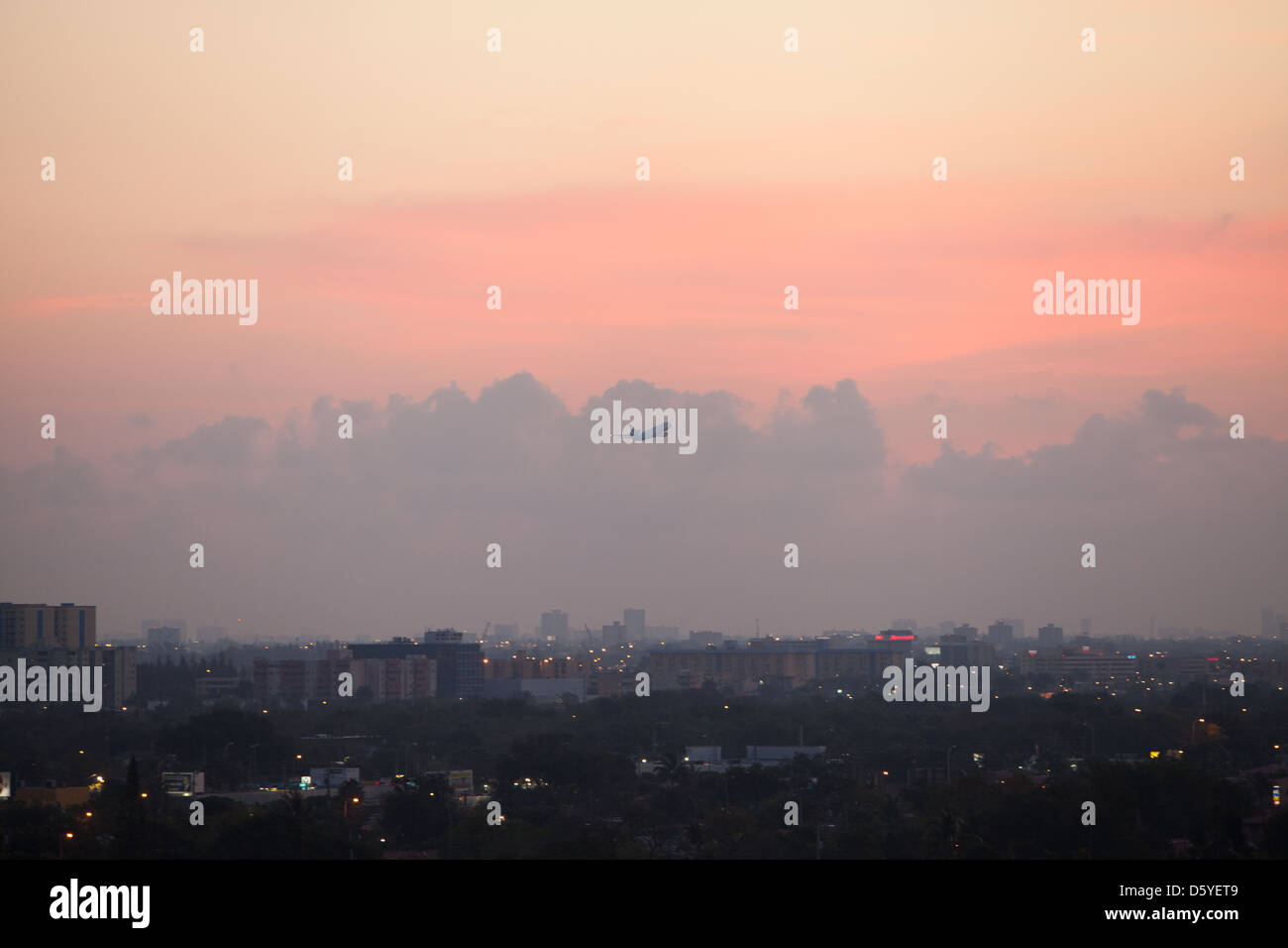 Flugzeug abheben bei Sonnenaufgang aus Miami International Air port Stockfoto