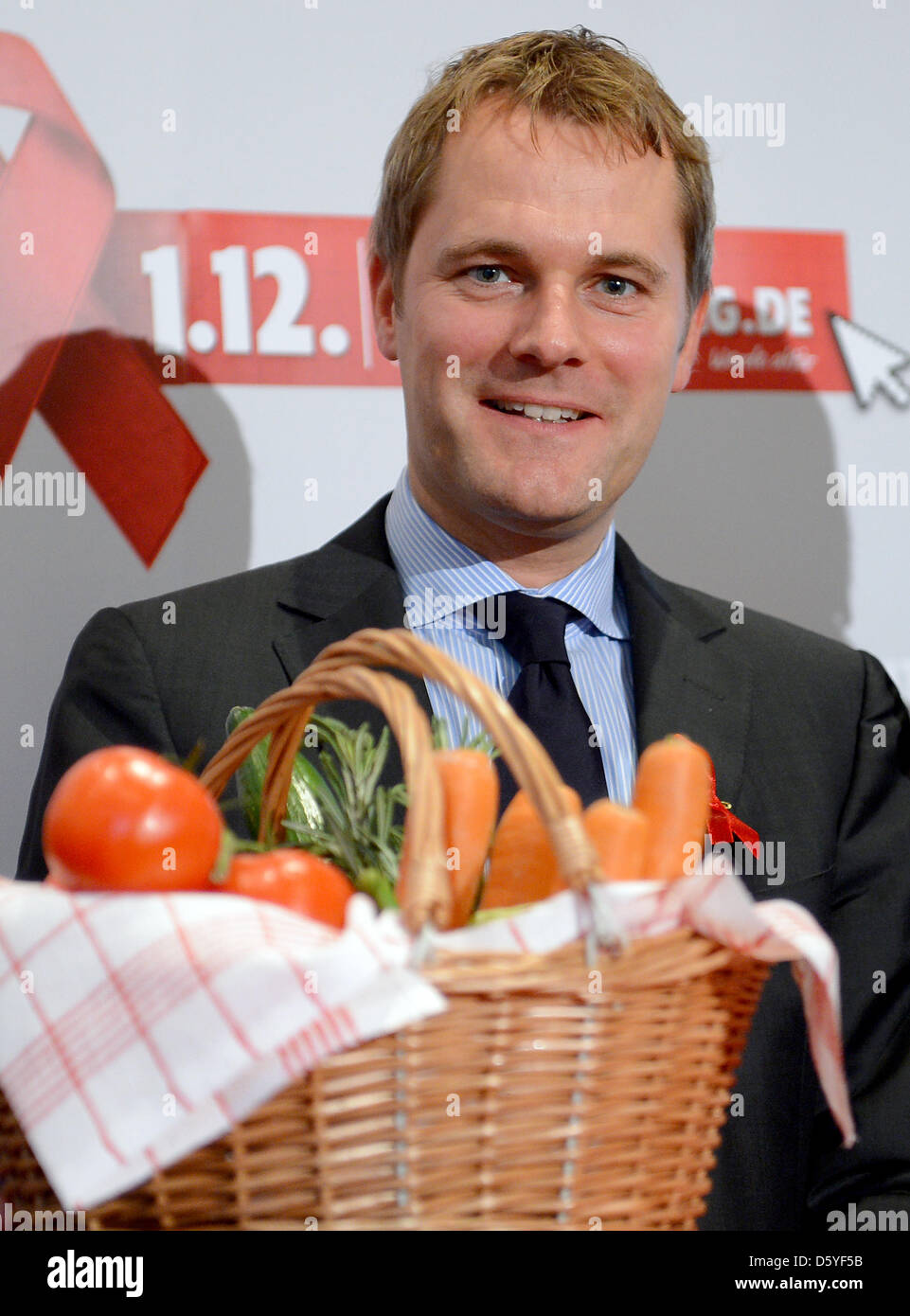 Bundesgesundheitsminister Daniel Bahr stellt einen Korb, gefüllt mit Gemüse in der ZIK ("Home in the Hood") in Berlin, Deutschland, 23. Oktober 2012. Vier Frauen und Männer stehen, um ihre HIV-Infektion anlässlich der Aktion "HIV positive & mitten im Leben". Die Aktion fordert mehr Toleranz, Respekt und Unterstützung von HIV positiven vor dem Welt-Aids-Tag am 01 Dezember. Stockfoto