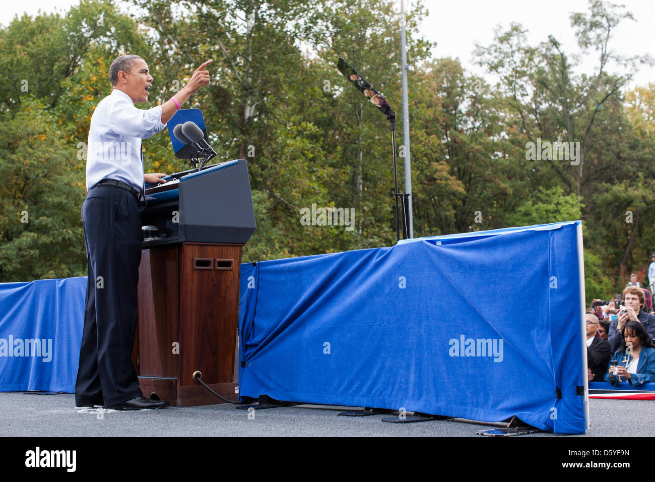 US-Präsident Barack Obama liefert Bemerkungen während einer Kampagne-Veranstaltung an der George Mason University in Fairfax, Virginia am Freitag, den 19. Oktober 2012..Credit: Kristoffer Tripplaar / Pool über CNP Stockfoto