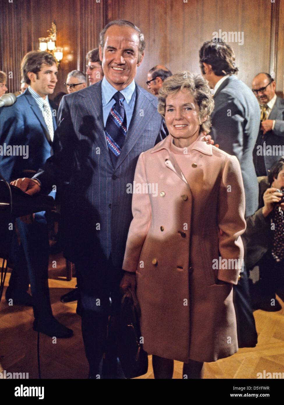 US-Senator George McGovern (Demokrat von South Dakota) und seine Frau, Eleanor, nach einer Pressekonferenz des Capitol Hill wo er seine Absicht verkündete, für die Präsidentschaftskandidatur 1972 auf dem Capitol Hill in Washington, D.C. am 19. Januar 1971..Credit laufen: Arnie Sachs / CNP Stockfoto