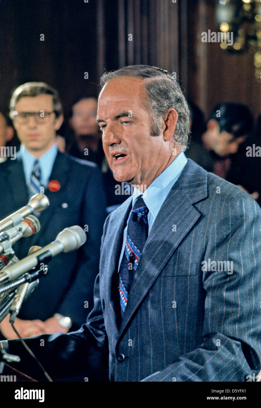 US-Senator George McGovern (Demokrat von South Dakota) spricht auf einer Pressekonferenz des Capitol Hill wo kündigte er für die Präsidentschaftskandidatur 1972 auf dem Capitol Hill in Washington, D.C. am 19. Januar 1971..Credit laufen: Arnie Sachs / CNP Stockfoto