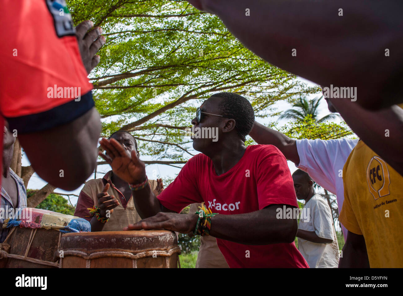 Afrikanische Trommeln mit Sängern und Tänzern in Kribi Kamerun Afrika Mann Stockfoto