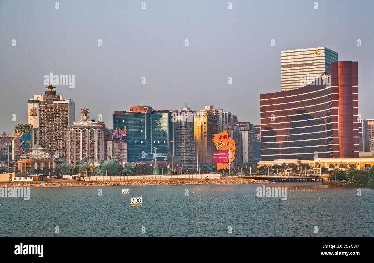 China, Macau, Abend Blick auf moderne Macau von Baia da Praia mit Lisboa Hotel, Casino und Wynn Casino Stockfoto
