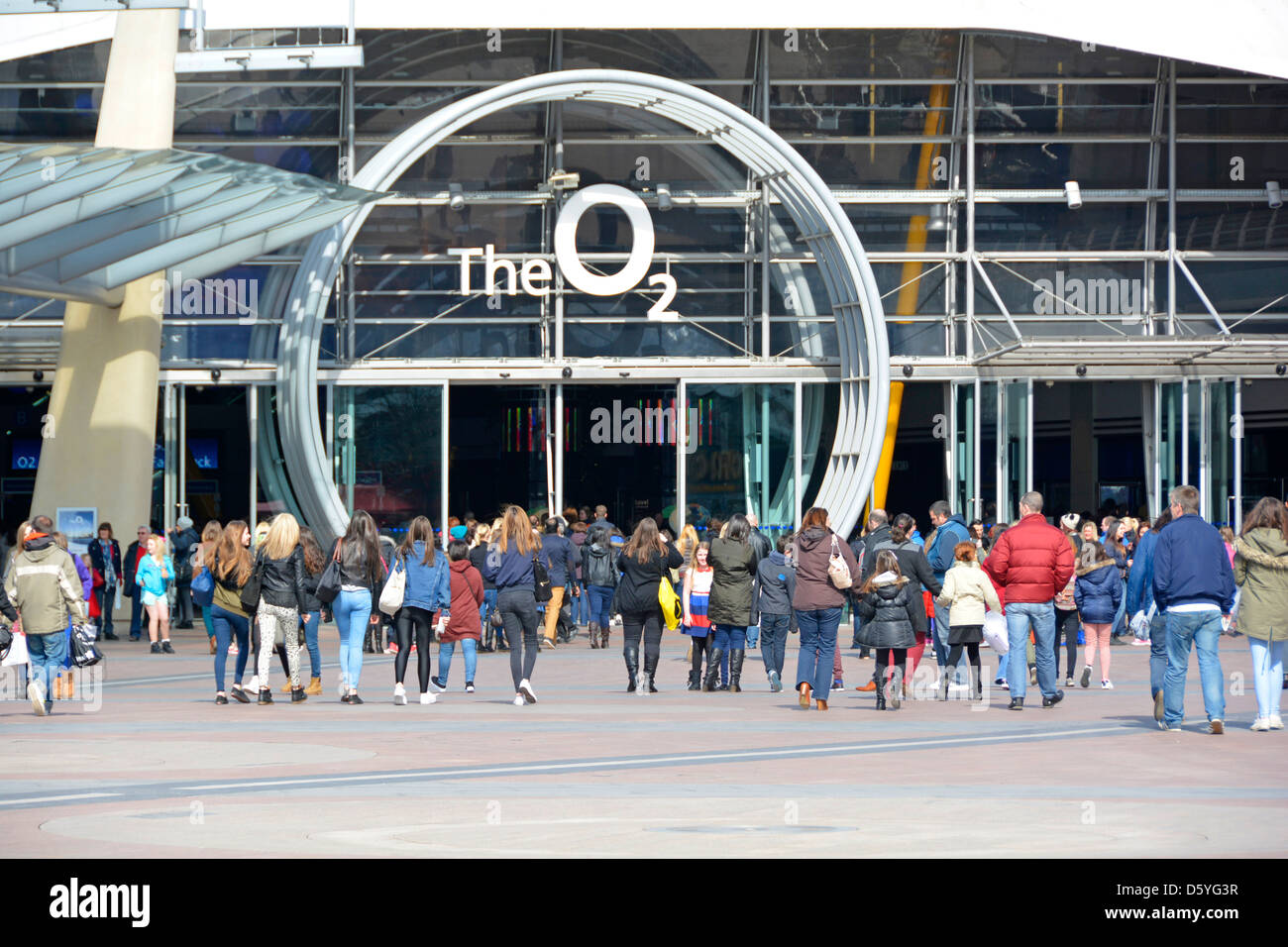 Gruppe von Teenagern, einige mit Erwachsenen & oder Eltern am Eingang zur O2 Arena One Direction Band Pop Konzert-Gig North Greenwich London England Stockfoto