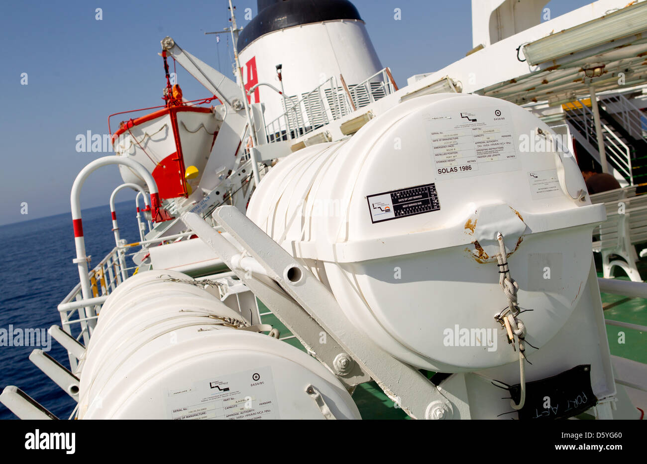 Rettungsboote und Rettungsinseln sind gehisst, die Takelagen auf der griechischen Insel Fähre bilden "Penelope A' auf dem Weg der griechischen Insel Mykonos, Athen, Griechenland, 16. Oktober 2012. Der Deutsche Automobilclub ADAC hat "Penelope A' als Arm in einem Test durchgeführt unter griechischen Inselfähren bewertet. Foto: Sven Hoppe Stockfoto