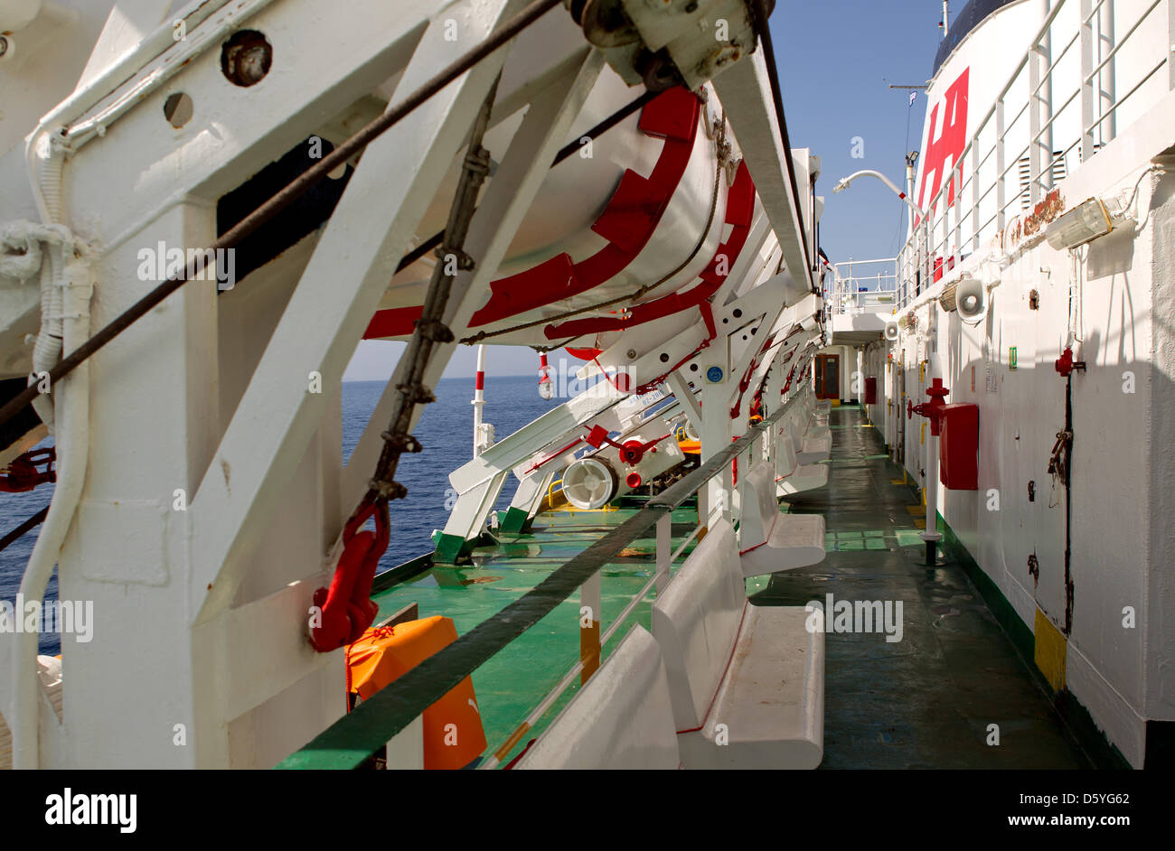 Rettungsboote sind gehisst, die Takelagen auf der griechischen Insel Fähre bilden "Penelope A' auf dem Weg der griechischen Insel Mykonos, Athen, Griechenland, 16. Oktober 2012. Der Deutsche Automobilclub ADAC hat "Penelope A' als Arm in einem Test durchgeführt unter griechischen Inselfähren bewertet. Foto: Sven Hoppe Stockfoto
