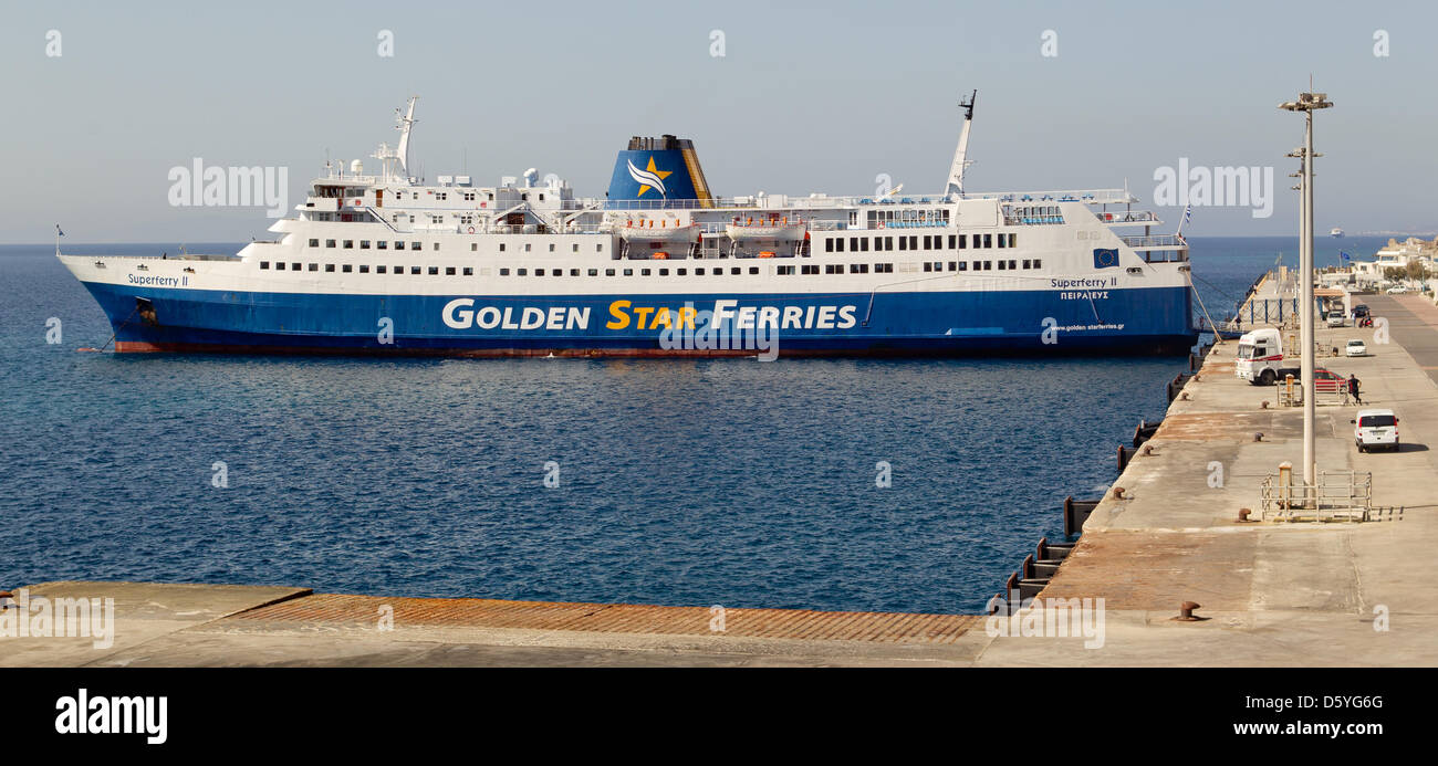 Die Fähre Superferry II der Reederei Golden Star Ferries liegt im Hafen von der Insel Mykonos, Griechenland, 16. Oktober 2012. Foto: Sven Hoppe Stockfoto