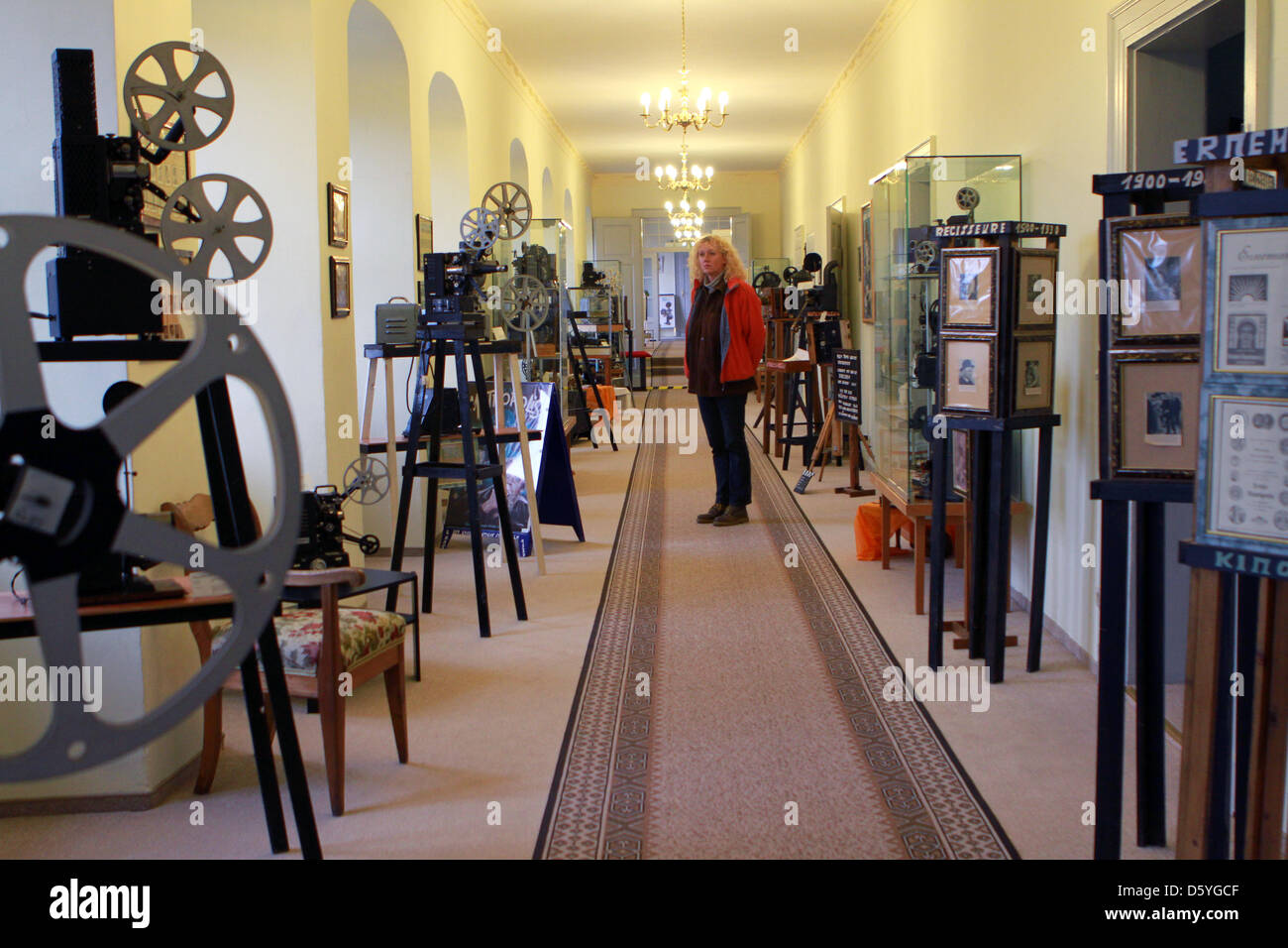 Das Filmmuseum im Schloss Ballenstedt zeigt Exponate aus mehr als hundert Jahren in Ballenstedt, Deutschland, 24. Oktober 2012. Alte Kameras, vergilbte Filmplakate und Einstellung, als ob für Filmgeschichte gemacht: das Schloss Ballenstedt beherbergt eine Sammlung über die Geschichte des Films. Foto: Matthias Bein Stockfoto