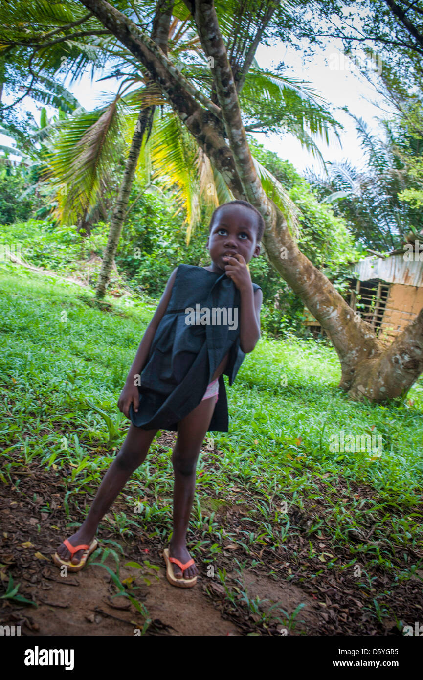 Einem armen afrikanischen Mädchen Sandalen in der Nähe von Kribi Kamerun Stockfoto