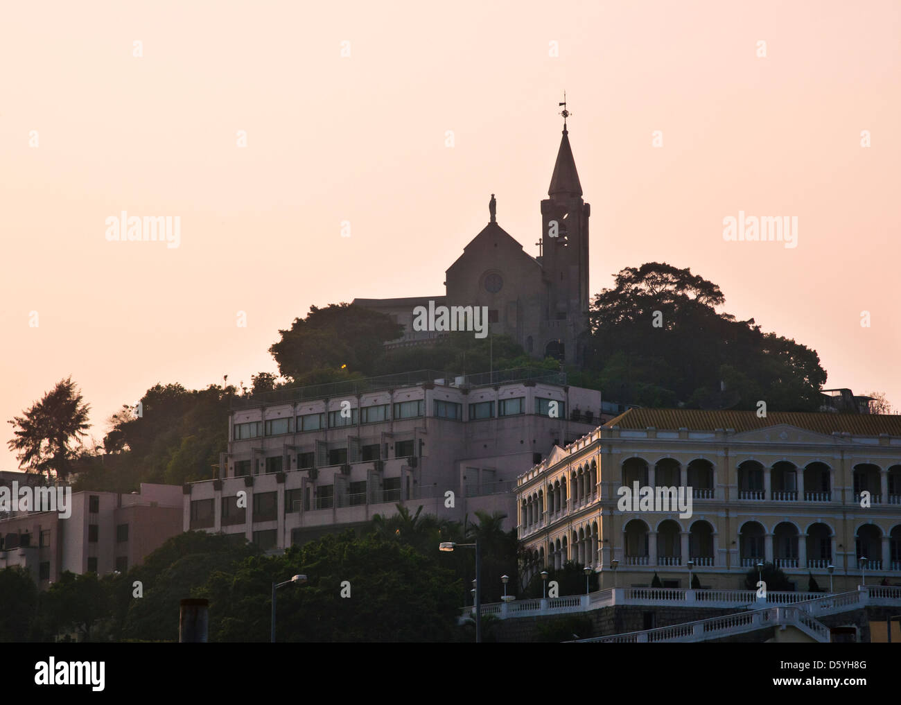 China, Macau, Kapelle unserer Dame Penha auf Penha Hügel Silhouette gegen den Abendhimmel Stockfoto