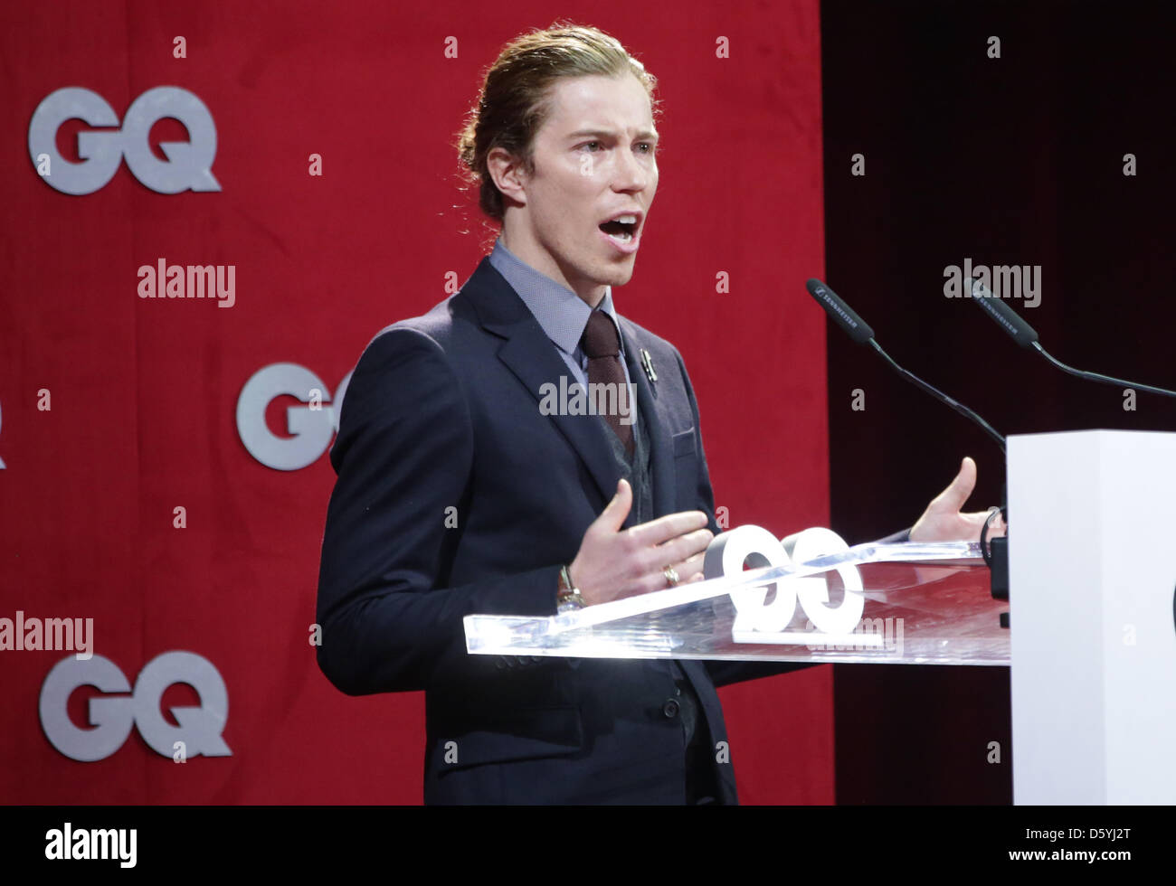 US-amerikanische Snowboarderin Shaun White erhält einen Preis in der Kategorie "Sports International" bei der Preisverleihung der GQ Männer des Jahres ausgezeichnet an der komischen Oper in Berin, Deutschland, 26. Oktober 2012. Die Herren Zeitschrift GQ verleiht den Titel für Männer aus der Show und Musik sowie aus Gesellschaft, Sport, Politik, Kultur und Mode. Foto: Jörg Carstensen Stockfoto