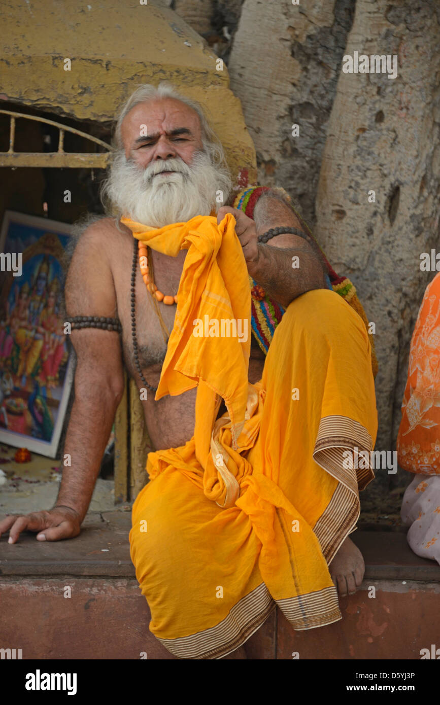 Ein Hindu-Priester in Alt-Delhi, Indien Stockfoto