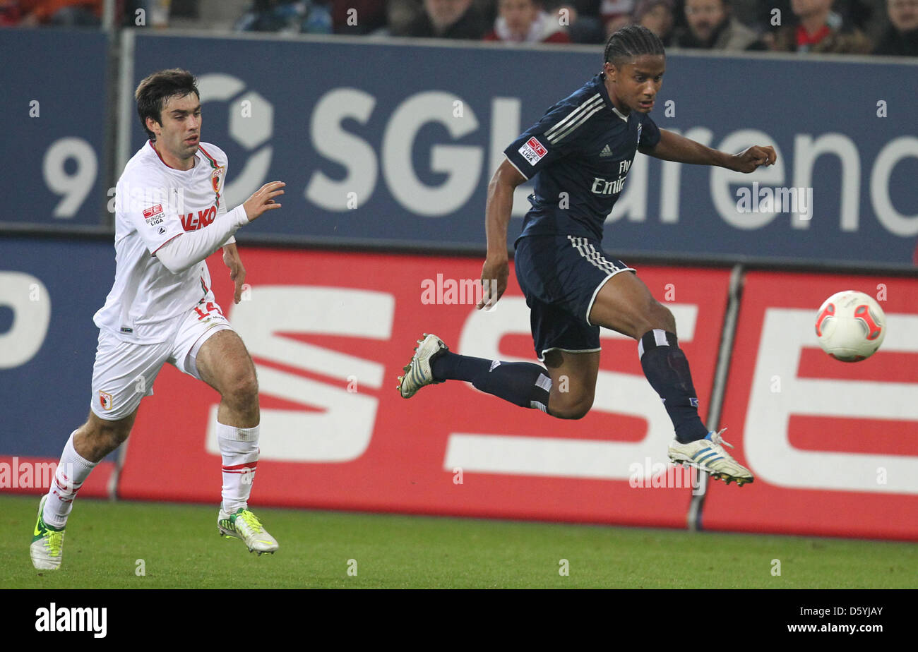 Hamburgs Michael Mancienne (r) spielen Augsburgs Jan Moravek und einem deutschen Bundesliga-Spiel zwischen FC Augsburg und den Hamburger SV in der SGL Arena in Augsburg, Deutschland, 26. Oktober 2012. Foto: Karl-Josef Hildenbrand Stockfoto