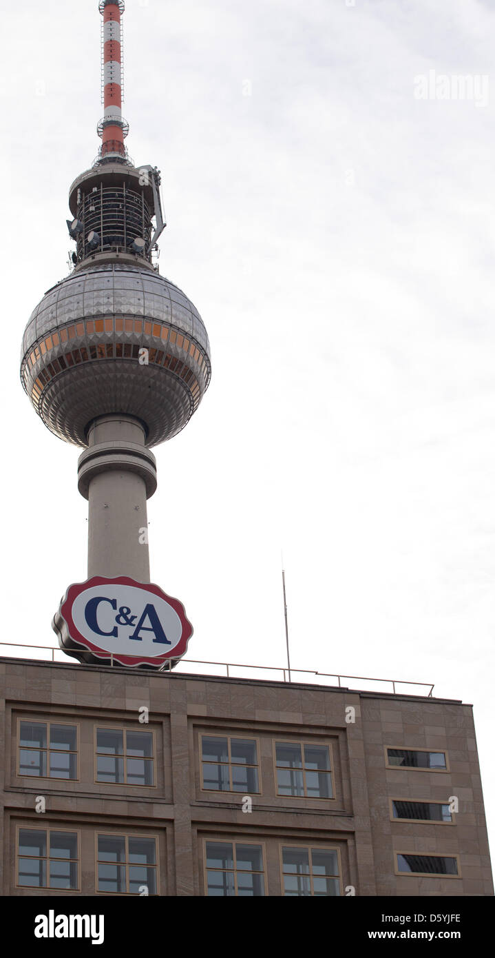 Die Zeichen des C & A Kleidung Shop am Alexanderplatz ist neben dem Fernsehturm in Berlin, Deutschland, 27. Oktober 2012 abgebildet. C & A feiern den 500. Store in Deutschland. Das erste C & A-Geschäft wurde am Alexanderplatz 101 Jahren eröffnet. Foto: OLE SPATA Stockfoto