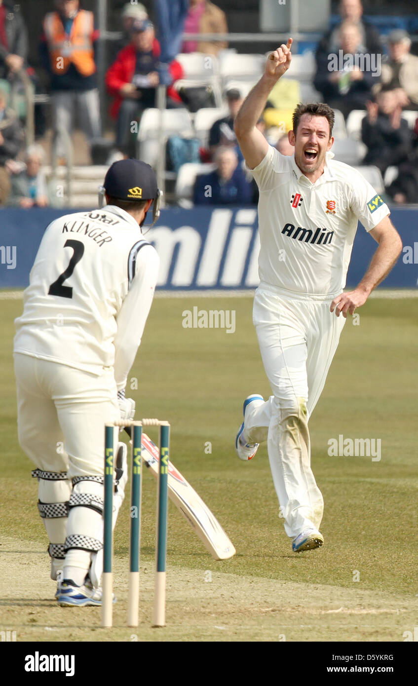 Chelmsford, Essex, England. 10. April 2013. David Masters (Essex) feiert das Wicket von Michael Klinger - LV County Championship - Essex CCC Vs Gloucestershire CCC. Bildnachweis: Aktion Plus Sportbilder / Alamy Live News Stockfoto