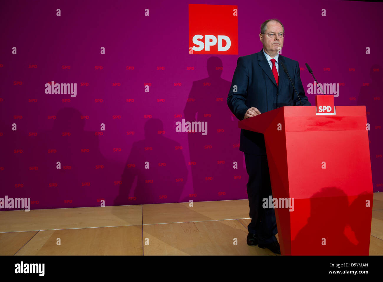SPD-Kanzlerkandidat Steinbrück hält eine Pressekonferenz auf seine Einnahmen aus Vortragstätigkeit in Berlin, Deutschland, 30. Oktober 2012. Berichte besagen, dass Steinbrück 1,25 Millionen Euro auf der Seite zwischen 2009 und 2010 verdient hat. Foto: TIM BRAKEMEIER Stockfoto