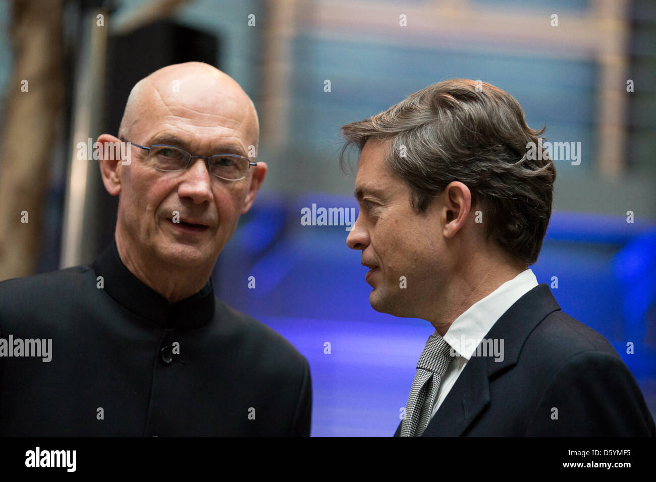 Investor Nicolas Berggruen (R) spricht mit World Trade Organization (WTO)-Generaldirektor Pascal Lamy während der Nicolas Berggruen Conference in Berlin, 30. Oktober 2012. Foto: Thomas Peter Dpa +++(c) Dpa - Bildfunk +++ Stockfoto