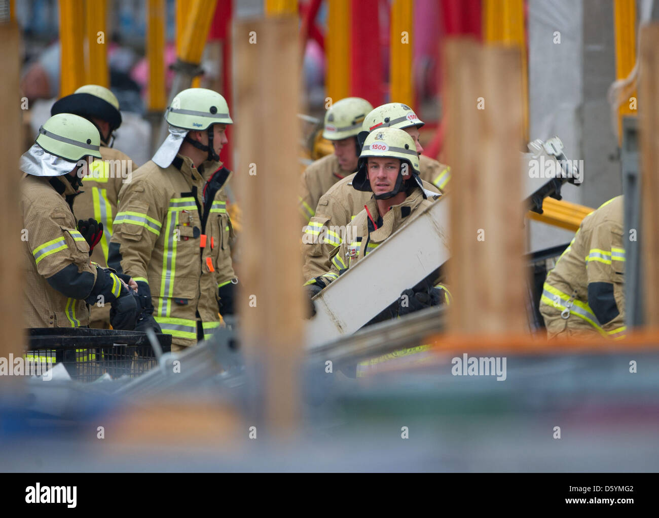 Feuerwehr bereinigen Schmutz auf der Baustelle für das Einkaufszentrum am Leipziger Platz 12 in Berlin, Deutschland, 30. Oktober 2012. Rund 1.000 Quadratmeter brach während der Bauphase. Die Feuerwehr berichtet zahlreiche Verletzungen. Foto: TIM BRAKEMEIER Stockfoto