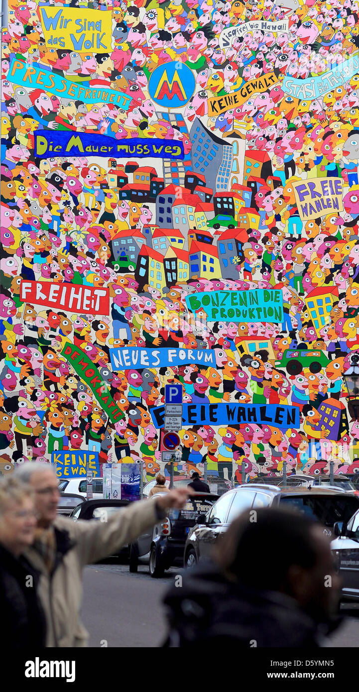 Fußgänger gehen vorbei an einer riesigen Kunstwerk von Michael Fischer in der Innenstadt von Leipzig, Deutschland, 29. Oktober 2012. Schwerpunkt der Arbeit der politischen Wende in Deutschland in den Jahren 1989 und 1990 (genannt "Die Wende", beleuchtet. "Die Wende"). Foto: Jens Wolf Stockfoto