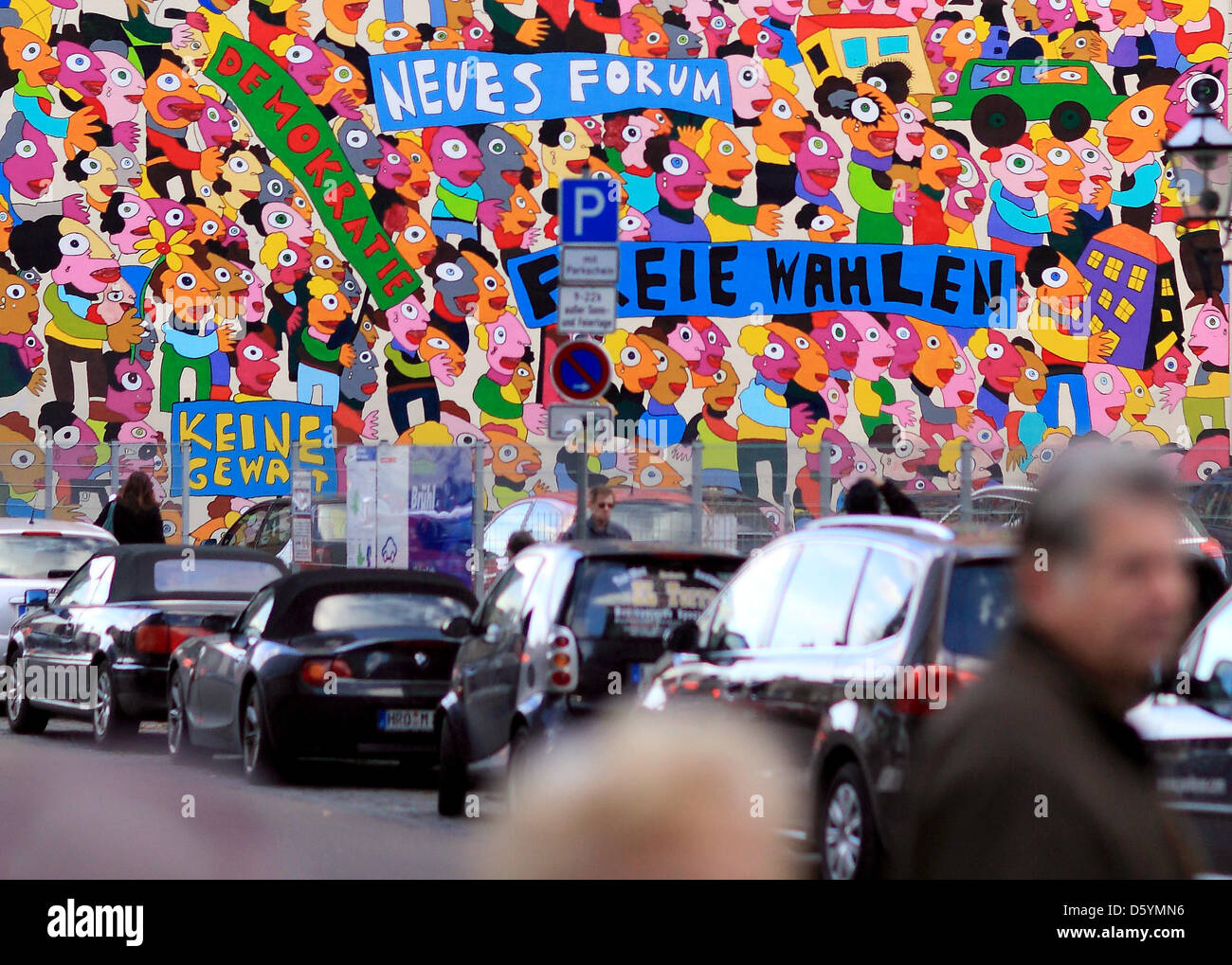 Fußgänger gehen vorbei an einer riesigen Kunstwerk von Michael Fischer in der Innenstadt von Leipzig, Deutschland, 29. Oktober 2012. Schwerpunkt der Arbeit der politischen Wende in Deutschland in den Jahren 1989 und 1990 (genannt "Die Wende", beleuchtet. "Die Wende"). Foto: Jens Wolf Stockfoto