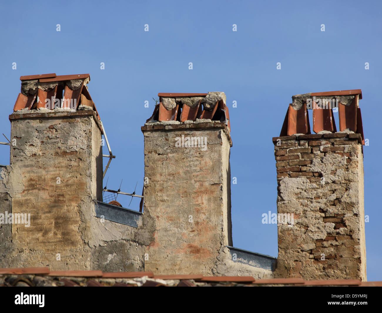 Alte Ziegel Schornstein Stack und Analog-TV-Antenne Stockfoto