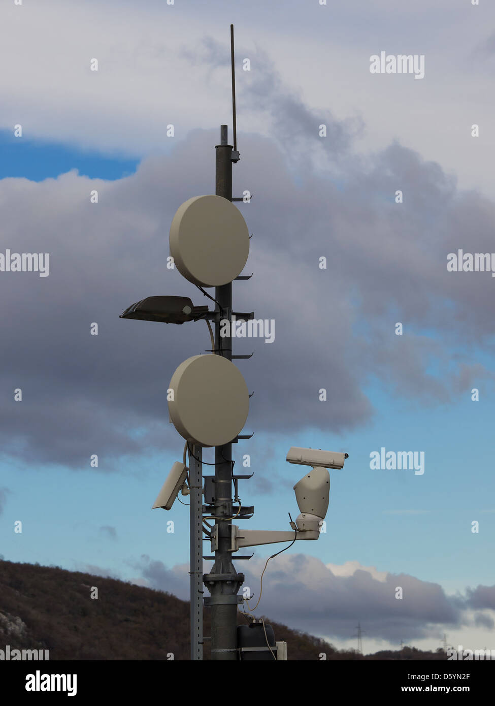moderne Antenne mit flachen Parabel auf blauen Himmel Stockfoto