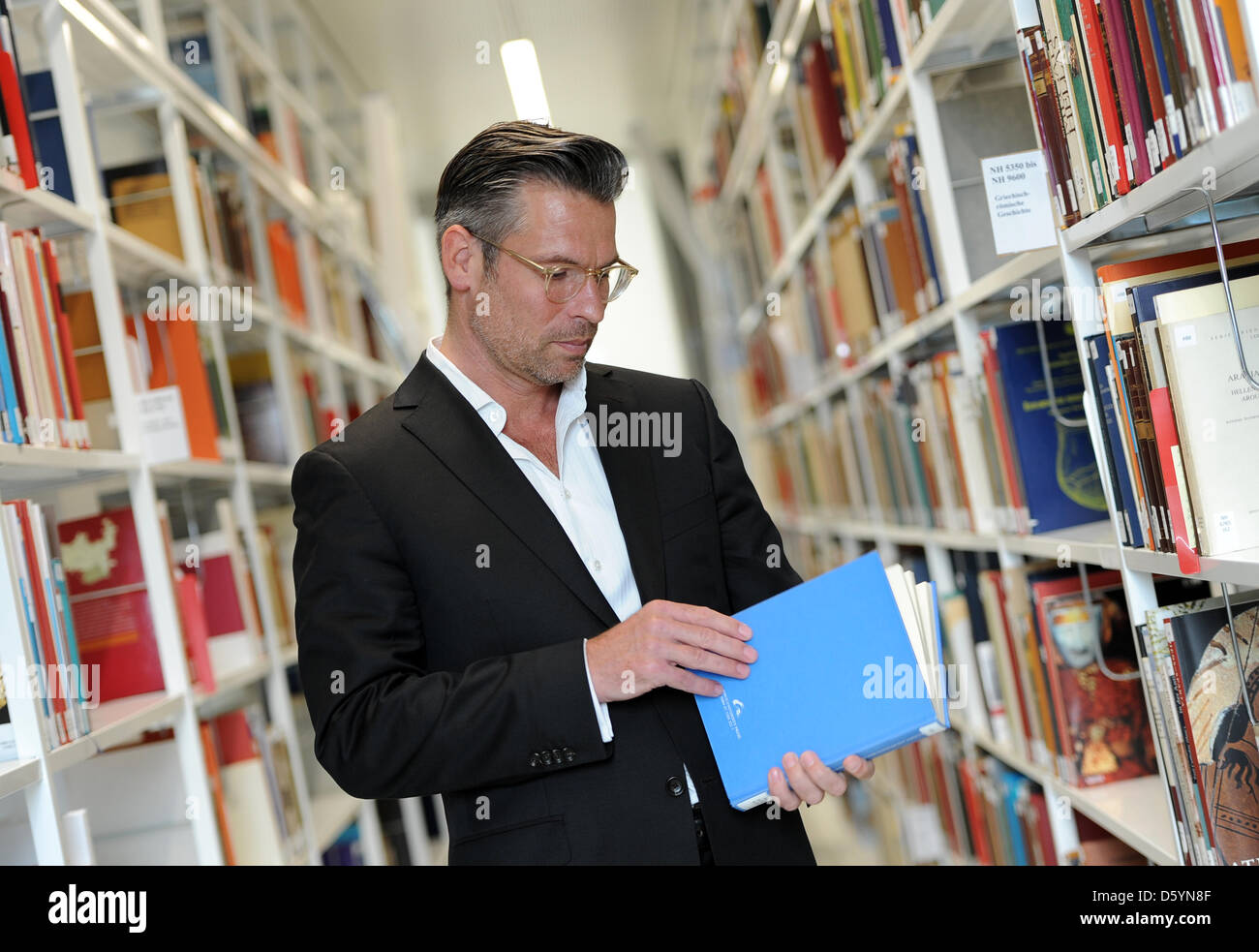 Direktor der Bibliothek stellt Moritz Wullen in der Bibliothek des Zentrums für Archäologie am Tag der Eröffnung in Berlin, Deutschland, 31. Oktober 2012. Das neue Gebäude wird Verwaltung, Restaurierungswerkstätten und Depots der Museumsinsel beherbergen. Foto: BRITTA PEDERSEN Stockfoto