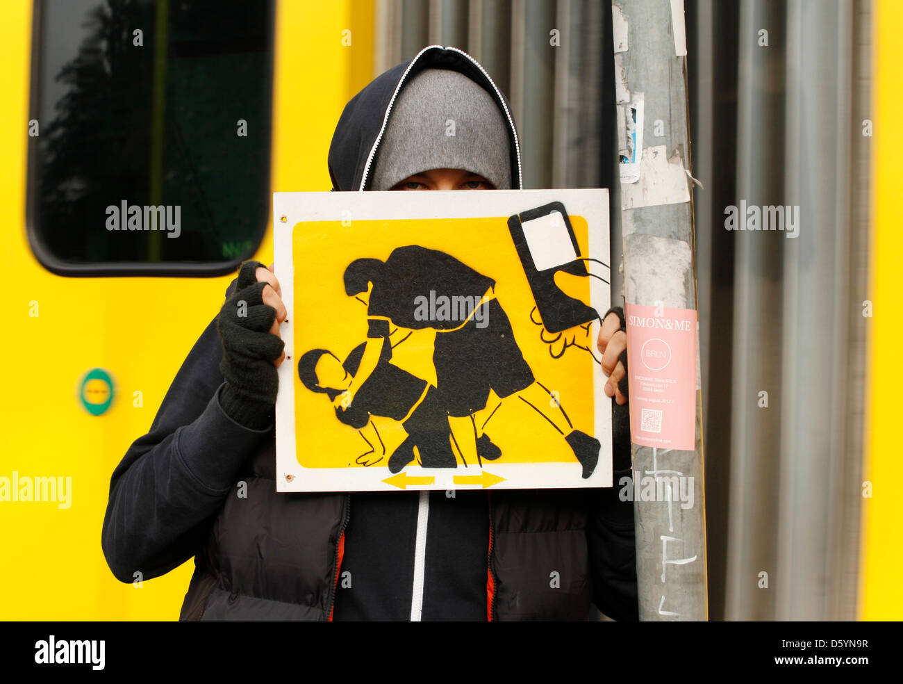Künstler El Bocho zeigt eines seiner Piktogramme in Berlin, Deutschland, 31. Oktober 2012. Das Bild zeigt eine Szene, in der jemand geschlagen ist, während jemand die Szene mit dem Handy filmt. Strett Künstler El Bocho aus Berlin begann eine Kunstaktion auf Gewalt in den großen Städten am 31. Oktober 2012. Er beabsichtigt, mehr als 250 Piktogramme von Szenen der Gewalt in Berlin, in Aufmachungen ein Stockfoto