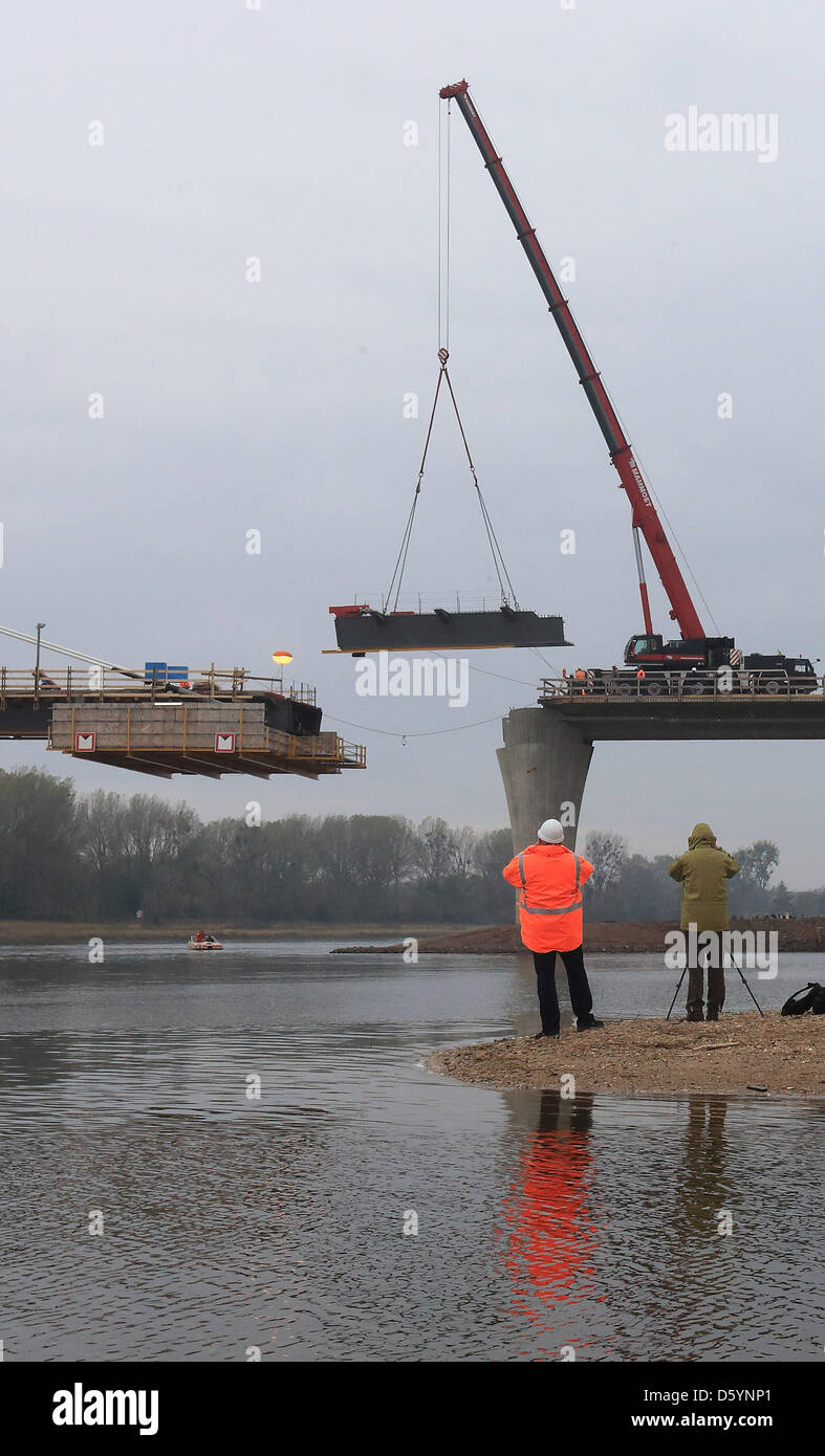 Die endgültige stehlen-Segmente werden auf die neue Elbebrücke in Schoenebeck, Deutschland, 1. November 2012 installiert. Die 2,7 Kilometer lange Brücke ist Teil der Bundesstraße (Durchzugsstraße) 24 ein und wird im Sommer 2013 eröffnet werden. Die Kosten summieren bis zu 38 Millionen Euro. Foto: Jens Wolf Stockfoto