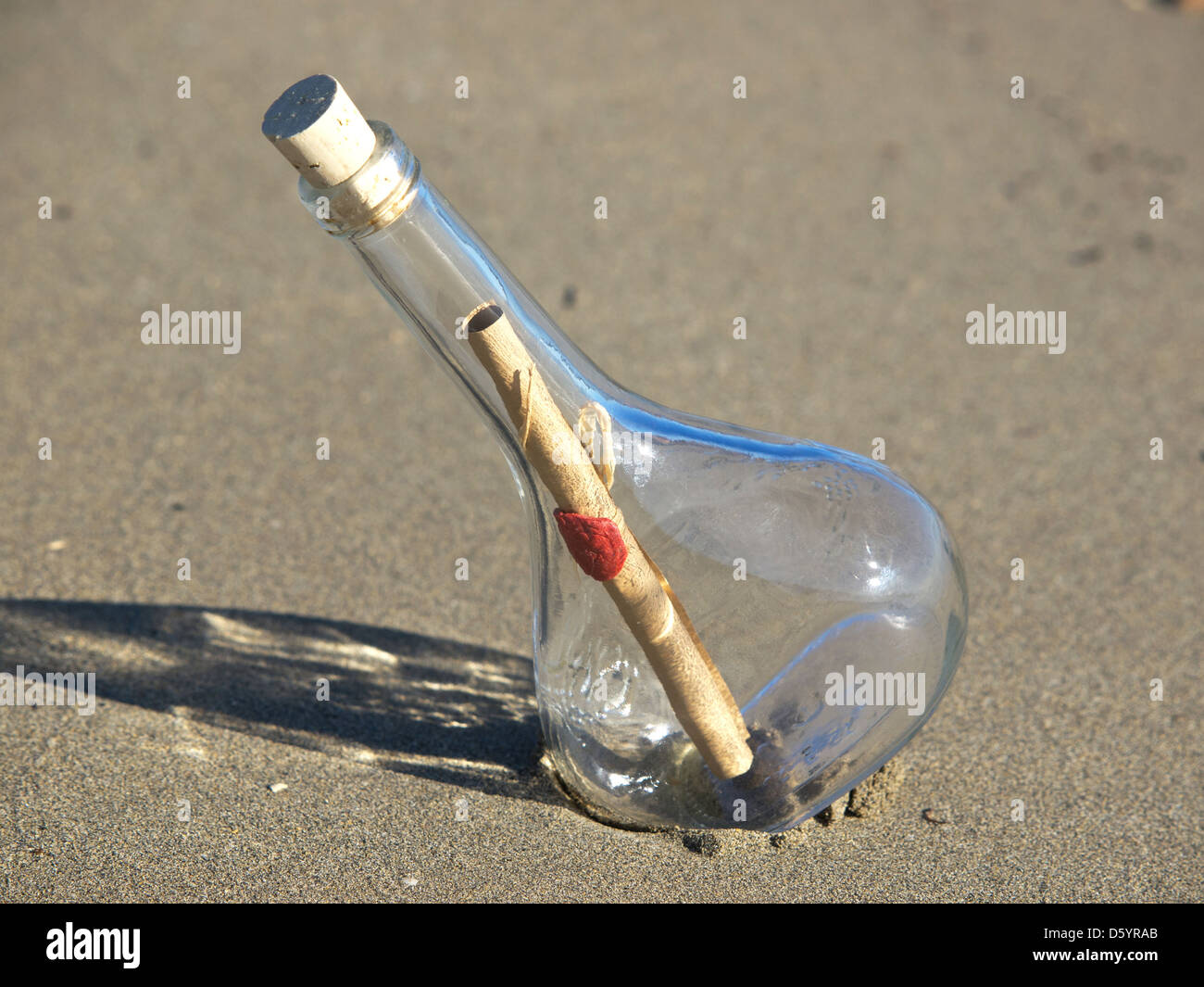 versiegelte Flaschenpost am Strand seand Stockfoto