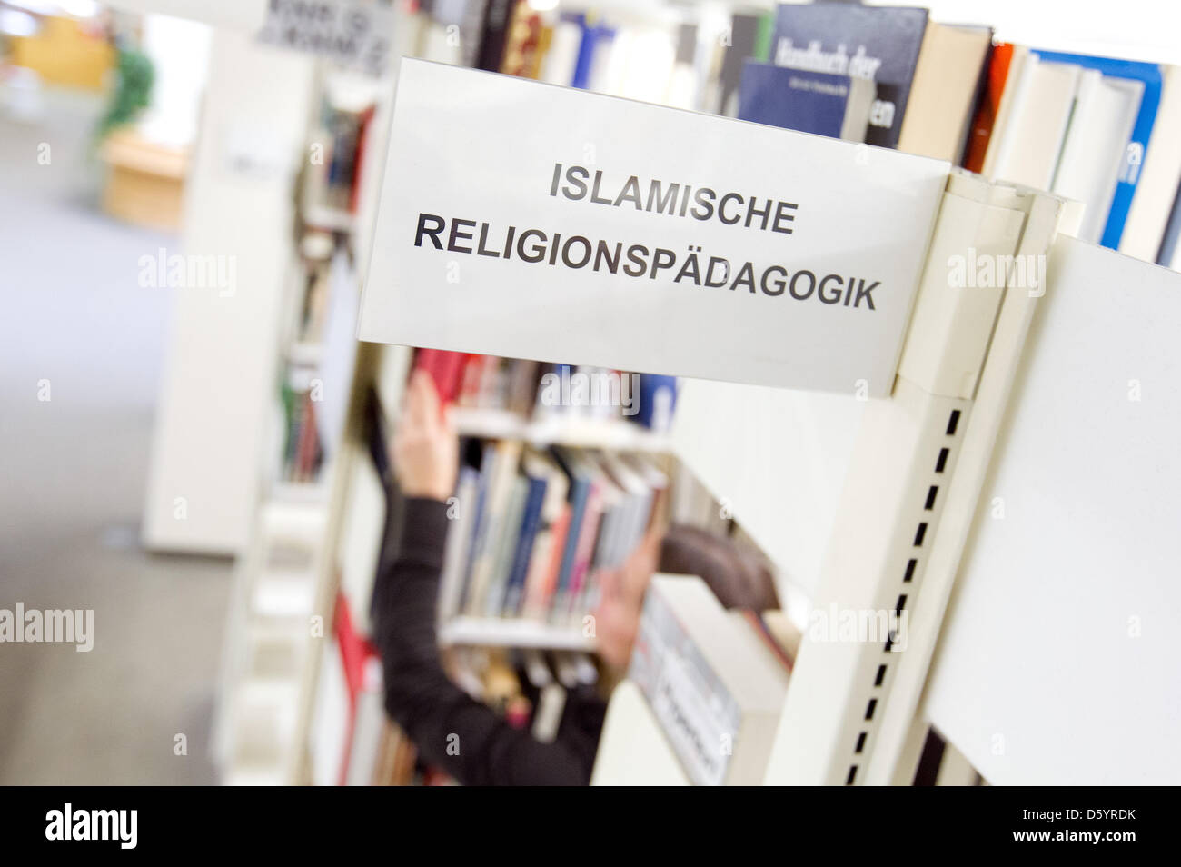 Das Buchabschnitt der islamischen Religion Pädagogik ist auf einem Regal an der Universitätsbibliothek in Osnabrück, 29. Oktober 2012 abgebildet. Das Institut für Theologie des Islam begann dieses Wintersemesters statt. Foto: Friso Gentsch Stockfoto