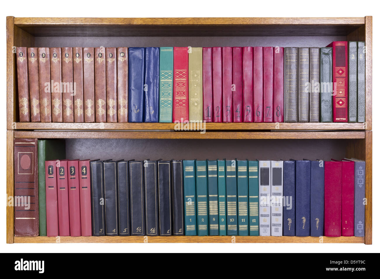 Alte Bücher mit Farbe bedeckt auf einem Regal Stockfoto