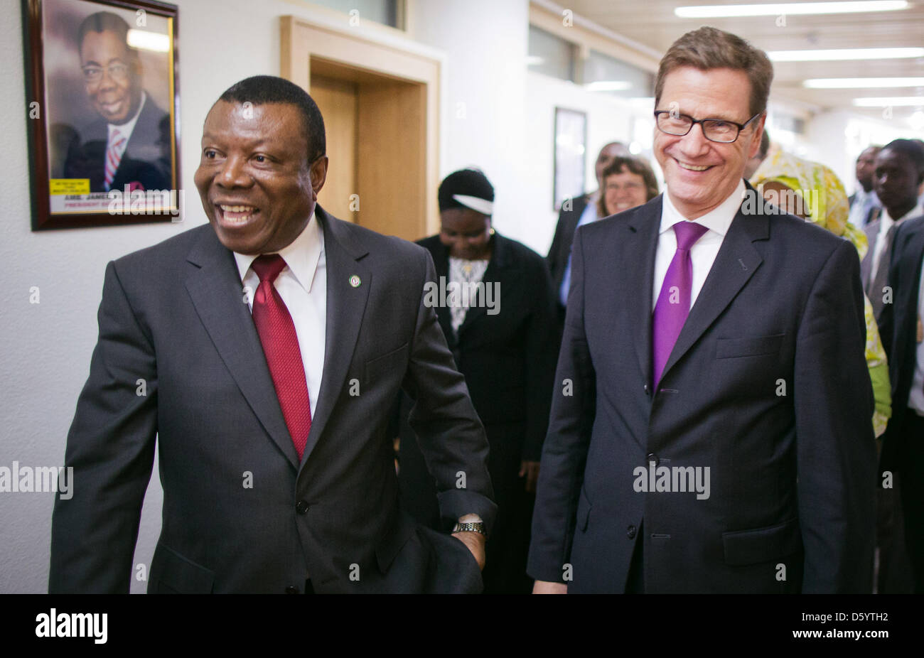 Stehen Sie der deutsche Außenminister Guido Westerwelle (FDP, L) und Vie Präsident der wirtschaftlichen Gemeinschaft der westafrikanischen Staaten (ECOWAS), Toga Gayewea McIntosh, nebeneinander vor einem Gespräch in Abuja, Nigeria, 2. November 2012. Westerwelle ist auf einem dreitägigen Besuch in Afrika um die aktuelle Situation in Mali zu begutachten. Foto: Michael Kappeler Stockfoto