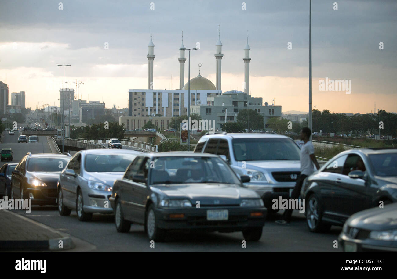 Blick Od ein Traffic jam auf einer der Hauptstraßen von Abuja und die Nationalmoschee (BACKRGROUND) in Abuja, Nigeria, 2. November 2012. Bundesaußenminister Westerwelle ist bei einem dreitägigen Besuch in Afrika um die aktuelle Situation in Mali zu begutachten. Foto: Michael Kappeler Stockfoto