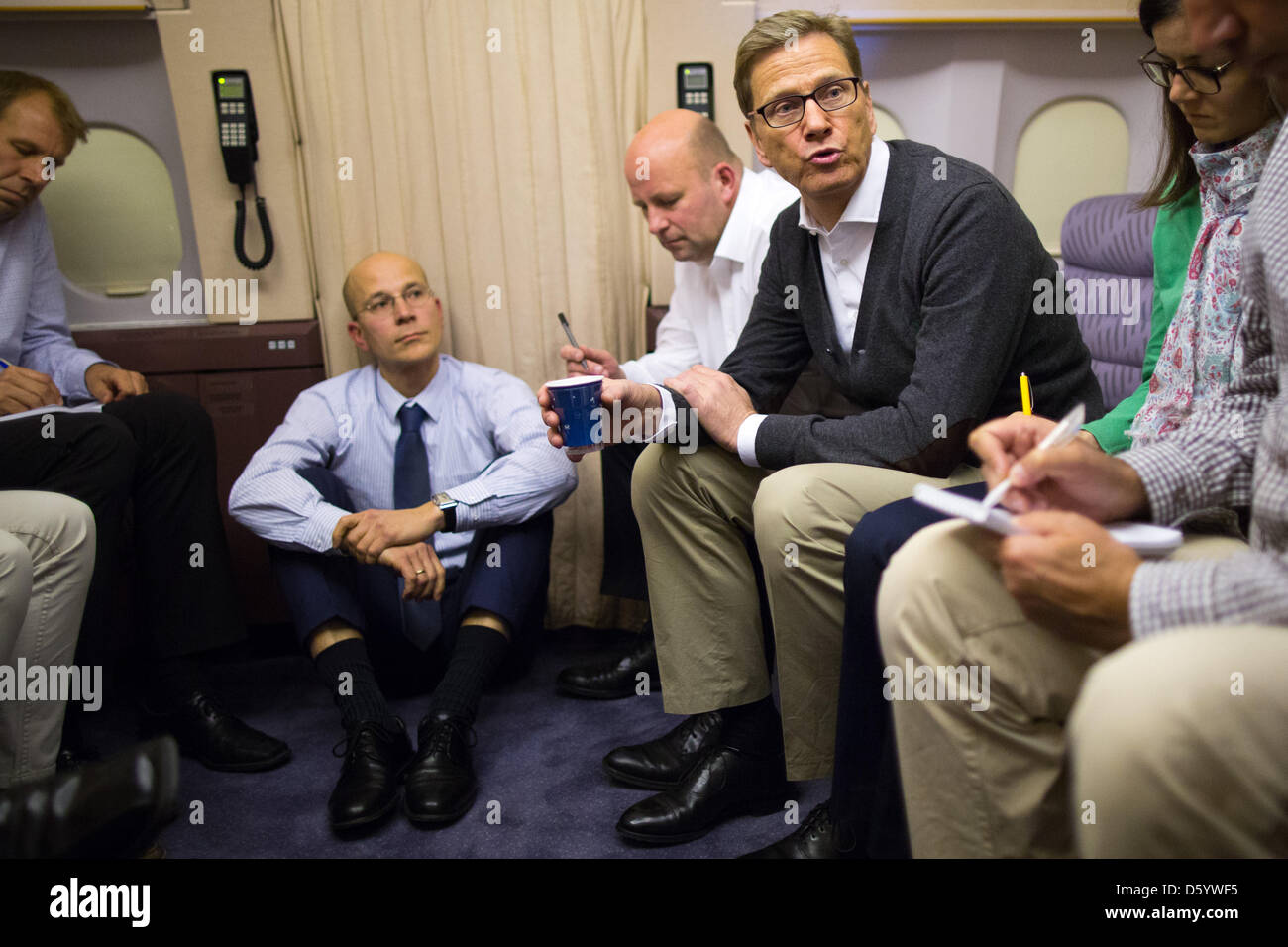 Aussenminister Guido Westerwelle Fdp R Wendet Sich An Journalisten Wahrend Seine Sprecher Andreas Peschke L Neben Ihm Auf Dem Boden Wahrend Westerwelles Flug Von Berlin Nach Dakar Senegal 31 Oktober 12 Sitzt